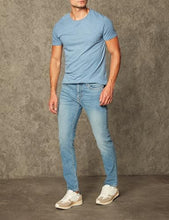 Carica l'immagine nel visualizzatore di Gallery, Amazon Essentials Jeans Slim Fit Uomo, delavé Chiaro, 38W / 32L