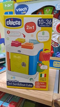 Carica l'immagine nel visualizzatore di Gallery, Chicco Cubo Incastra e Martella 2 in 1, Gioco Educativo per Bambini 10 Mesi - 3 Anni, con 4 Forme Geometriche, 2 Sfere e Martello Giocattolo, Multiattività