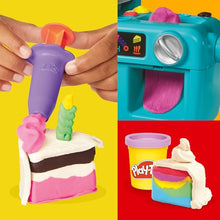Carica l'immagine nel visualizzatore di Gallery, Hasbro Play-Doh, Playset Super Fetta di Torta, Arti e Mestieri Creativi per Bambini e Bambine dai 3 Anni in Su, Include 11 Vasetti di Pasta Modellabile e Accessori
