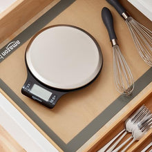 Carica l'immagine nel visualizzatore di Gallery, Amazon Basics - Bilancia digitale da cucina con display LCD, priva di bisfenolo A (pile incluse), Nero e acciaio inossidabile