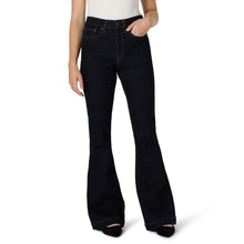 Carica l'immagine nel visualizzatore di Gallery, Amazon Essentials Jeans a Vita Alta a Zampa di Elefante Super Elasticizzati Donna, Risciacquo, 40