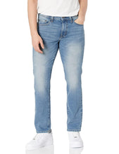 Carica l'immagine nel visualizzatore di Gallery, Amazon Essentials Jeans Slim Fit Uomo, delavé Chiaro, 38W / 32L