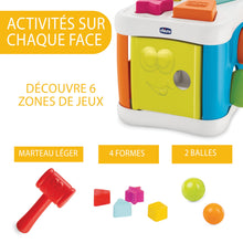 Carica l'immagine nel visualizzatore di Gallery, Chicco Cubo Incastra e Martella 2 in 1, Gioco Educativo per Bambini 10 Mesi - 3 Anni, con 4 Forme Geometriche, 2 Sfere e Martello Giocattolo, Multiattività