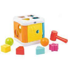 Carica l'immagine nel visualizzatore di Gallery, Chicco Cubo Incastra e Martella 2 in 1, Gioco Educativo per Bambini 10 Mesi - 3 Anni, con 4 Forme Geometriche, 2 Sfere e Martello Giocattolo, Multiattività