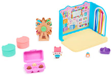 Carica l'immagine nel visualizzatore di Gallery, Gabby's Dollhouse DeluxeRoomSetCraftRoom, Multicolore, 6064151