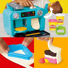 Carica l'immagine nel visualizzatore di Gallery, Hasbro Play-Doh, Playset Super Fetta di Torta, Arti e Mestieri Creativi per Bambini e Bambine dai 3 Anni in Su, Include 11 Vasetti di Pasta Modellabile e Accessori