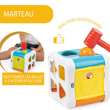 Carica l'immagine nel visualizzatore di Gallery, Chicco Cubo Incastra e Martella 2 in 1, Gioco Educativo per Bambini 10 Mesi - 3 Anni, con 4 Forme Geometriche, 2 Sfere e Martello Giocattolo, Multiattività