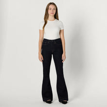 Carica l'immagine nel visualizzatore di Gallery, Amazon Essentials Jeans a Vita Alta a Zampa di Elefante Super Elasticizzati Donna, Risciacquo, 40