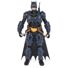 Carica l'immagine nel visualizzatore di Gallery, DC Comics, Action Figure Batman Adventures, Supereroe Giocattolo in Scala, Personaggio Alto 30 cm, con 16 Accessori e 17 Punti di Articolazione, Giochi per Bambini, 4+ Anni