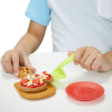 Carica l'immagine nel visualizzatore di Gallery, Play-Doh Kitchen Creations - La Pizzeria, playset con 6 vasetti di Pasta modellabile e 8 Accessori
