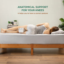 Carica l'immagine nel visualizzatore di Gallery, Cuscino per Gambe e Ginocchia per Dormire sul Fianco Riposa Di Lato Gambe e Schiena in Memory Foam e Bambù Supporto Ortopedico e Anatomico Lombare per Problemi Posturali Sfoderabile e Lavabile