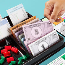 Carica l'immagine nel visualizzatore di Gallery, Hasbro Gaming, Monopoly, Gioco da Tavolo, Ideale per Famiglia e Amici, per Bambini e Bambine da 8 Anni in Su, Include Vaschetta Contenitore e Pedine Più Grandi, per 2-6 Giocatori, in Italiano