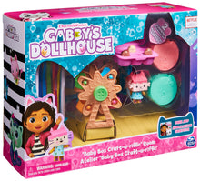 Carica l'immagine nel visualizzatore di Gallery, Gabby's Dollhouse DeluxeRoomSetCraftRoom, Multicolore, 6064151