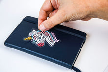 Carica l'immagine nel visualizzatore di Gallery, Clementoni Idea - Sparkly Creations Game Icons, Diamond Art, Gioco Creativo per Bambini 7+ Anni, Kit Arte e Laboratorio Gemme, Stickers a Tema Gaming, 18746