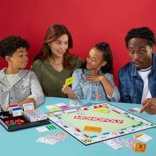 Carica l'immagine nel visualizzatore di Gallery, Hasbro Gaming, Monopoly, Gioco da Tavolo, Ideale per Famiglia e Amici, per Bambini e Bambine da 8 Anni in Su, Include Vaschetta Contenitore e Pedine Più Grandi, per 2-6 Giocatori, in Italiano