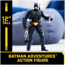 Carica l'immagine nel visualizzatore di Gallery, DC Comics, Action Figure Batman Adventures, Supereroe Giocattolo in Scala, Personaggio Alto 30 cm, con 16 Accessori e 17 Punti di Articolazione, Giochi per Bambini, 4+ Anni