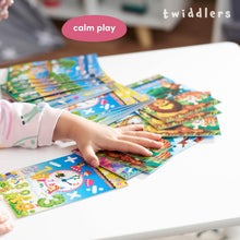 Carica l'immagine nel visualizzatore di Gallery, THE TWIDDLERS - 24 Mini Libri da Colorare con Adesivi per Bambini