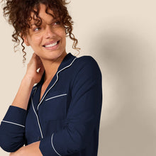 Carica l'immagine nel visualizzatore di Gallery, Amazon Essentials Camicia a Maniche Lunghe in Modal di Cotone e Pigiama a Tutta Lunghezza Donna, Blu Marino, M