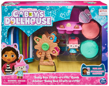 Carica l'immagine nel visualizzatore di Gallery, Gabby's Dollhouse DeluxeRoomSetCraftRoom, Multicolore, 6064151