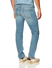 Carica l'immagine nel visualizzatore di Gallery, Amazon Essentials Jeans Slim Fit Uomo, delavé Chiaro, 38W / 32L