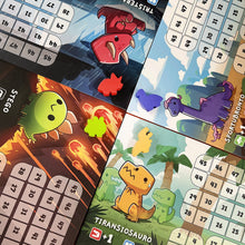 Carica l'immagine nel visualizzatore di Gallery, Asmodee - Happy Little Dinosaurs, Gioco da Tavolo, 2-4 Giocatori, 8+ Anni, Edizione In Italiano