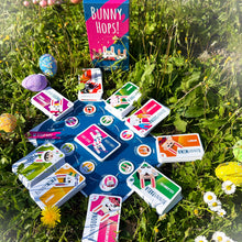 Carica l'immagine nel visualizzatore di Gallery, Asmodee Bunny Hops, Gioco da Tavolo, Party Game, 4-16 Giocatori, 14+ anni, Edizione in Italiano