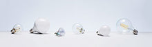 Carica l'immagine nel visualizzatore di Gallery, AmazonBasics Lampadina LED Globo E27 a filamento, 7W (equivalenti Trasparente - Ilgrandebazar
