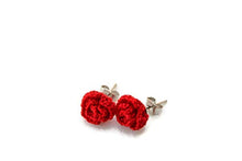 Carica l'immagine nel visualizzatore di Gallery, Orecchini rose rosse chiodini gioielli a perno regalo per lei all'uncinetto...