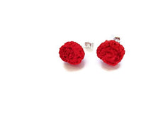 Carica l'immagine nel visualizzatore di Gallery, Orecchini rose rosse chiodini gioielli a perno regalo per lei all'uncinetto...