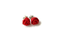 Carica l'immagine nel visualizzatore di Gallery, Orecchini rose rosse chiodini gioielli a perno regalo per lei all'uncinetto...