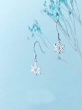 Carica l'immagine nel visualizzatore di Gallery, Orecchini pendenti a forma di fiocco neve invernale, in argento Sterling...