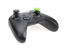 Carica l'immagine nel visualizzatore di Gallery, AmazonBasics, Copri levetta per controller Xbox One | 4 pezzi, Nero e verde