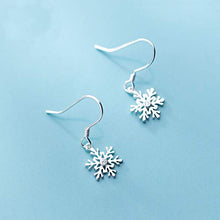Carica l'immagine nel visualizzatore di Gallery, Orecchini pendenti a forma di fiocco neve invernale, in argento Sterling...