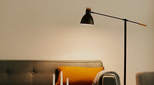 Carica l'immagine nel visualizzatore di Gallery, AmazonBasics Lampadina LED E14 a Candela, 5.5W Confezione da 6, Bianco Caldo - Ilgrandebazar