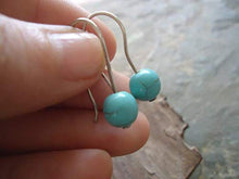 Carica l'immagine nel visualizzatore di Gallery, TURCHESE HOWLITE STONES orecchini ganci lunghi - Ilgrandebazar