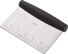 Carica l'immagine nel visualizzatore di Gallery, AmazonBasics - Raschietto/Tagliaimpasto multiuso, in acciaio inox - Ilgrandebazar