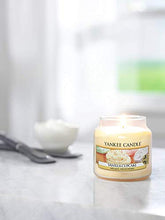 Carica l'immagine nel visualizzatore di Gallery, Yankee Candle Candele in Giara Piccola, Giallo (Cupcake Alla Vaniglia) - Ilgrandebazar
