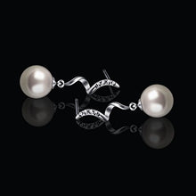 Carica l'immagine nel visualizzatore di Gallery, Orecchini con Perle D’acqua Dolce D.Perlla donna in Bianco Perla2
