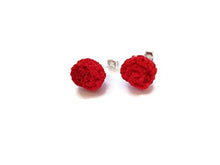Carica l'immagine nel visualizzatore di Gallery, Orecchini rose rosse chiodini gioielli a perno regalo per lei all'uncinetto...