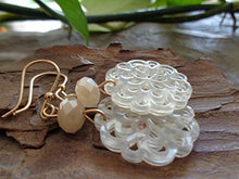 Carica l'immagine nel visualizzatore di Gallery, ✿ FIORI DI IN CRISTALLO O RESINA ✿ Orecchini fatti a mano realizzati...
