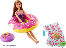 Carica l'immagine nel visualizzatore di Gallery, Barbie Set di Arredamenti da Esterno con Ciambella Donut Galleggiante,... - Ilgrandebazar
