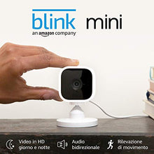 Carica l'immagine nel visualizzatore di Gallery, Ti presentiamo Blink Mini - Videocamera di sicurezza intelligente per...