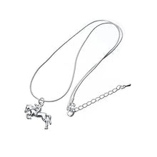 Carica l'immagine nel visualizzatore di Gallery, Ciondolo per collana a forma di amazzone che cavalca un cavallo, ideale per... - Ilgrandebazar