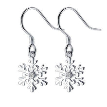 Carica l'immagine nel visualizzatore di Gallery, Orecchini pendenti a forma di fiocco neve invernale, in argento Sterling...