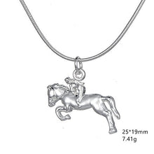 Carica l'immagine nel visualizzatore di Gallery, Ciondolo per collana a forma di amazzone che cavalca un cavallo, ideale per... - Ilgrandebazar