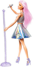 Carica l'immagine nel visualizzatore di Gallery, Barbie- Carriere Pop Star con Microfono Bambola Capelli Rosa e Abiti... - Ilgrandebazar