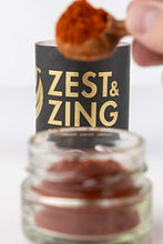Carica l'immagine nel visualizzatore di Gallery, Zest &amp; Zing Kashmiri Chilli (in Polvere), 20G Vaso per Spezie - Premium...