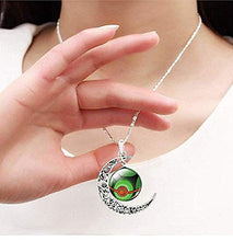 Carica l'immagine nel visualizzatore di Gallery, Legisdream Collana con Ciondoli Pokeball Scuro Medaglia Verde e Rosso e Luna... - Ilgrandebazar