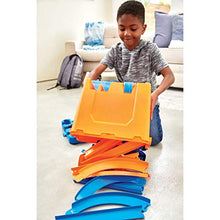Carica l'immagine nel visualizzatore di Gallery, Hot Wheels Track Builder il Set delle Acrobazie Deluxe, Playset con...
