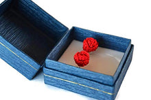 Carica l'immagine nel visualizzatore di Gallery, Orecchini rose rosse chiodini gioielli a perno regalo per lei all'uncinetto...